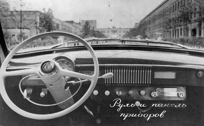 Салон «Москвича-402» выглядел для второй половины 1950-х очень современно. Важным новшеством в автомобиле такого класса стал радиоприемник