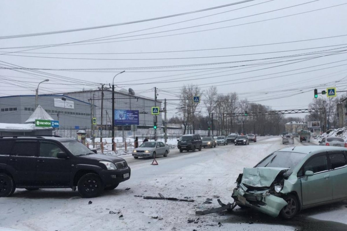 В Хабаровске водитель Honda попал в больницу после ДТП с Toyota - Новости  Mail.ru