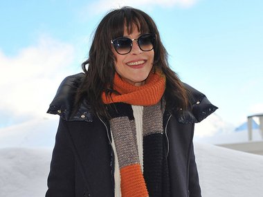Slide image for gallery: 15331 | Актриса делает акценты с помощью широких вязаных шарфов, чтобы не выглядеть понуро в темной зимней одежде. | Фото: legion-media.ru
