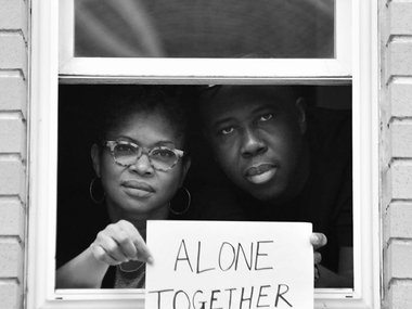 Кларис Инс и Ансил МакКейн — муж и жена. Они занимаются производством фильмов. Надпись на плакате — «Одни вместе»