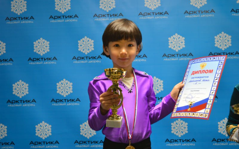Илья с кубком за первое место в соревнованиях по фигурному катанию.