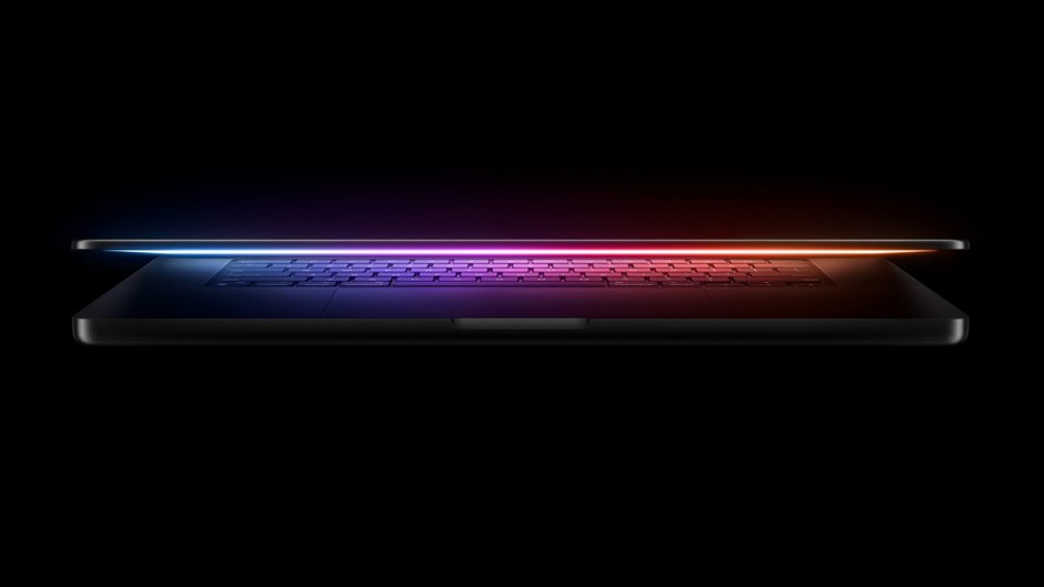 Apple MacBook Pro с приоткрытой крышкой дисплея Apple MacBook Pro с приоткрытой крышкой дисплея