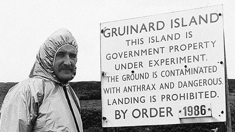 Предупреждающая табличка на шотландском острове Груинард, где во время Второй мировой войны проходили испытания биологического оружия. После них остров был закрыт на карантин на протяжении почти 50 лет