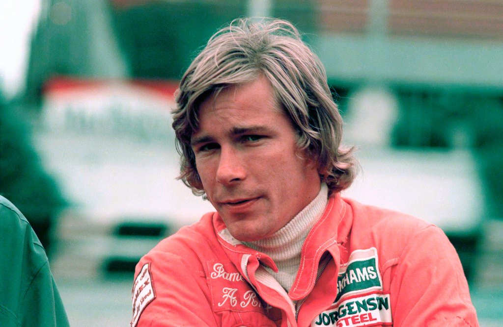 «Секс — завтрак чемпионов». Как британский гонщик совмещал успехи на трассе с загулами и стал звездой «Формулы-1»