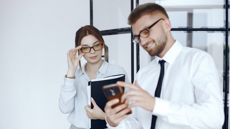 Коллеги на работе Коллеги на работе