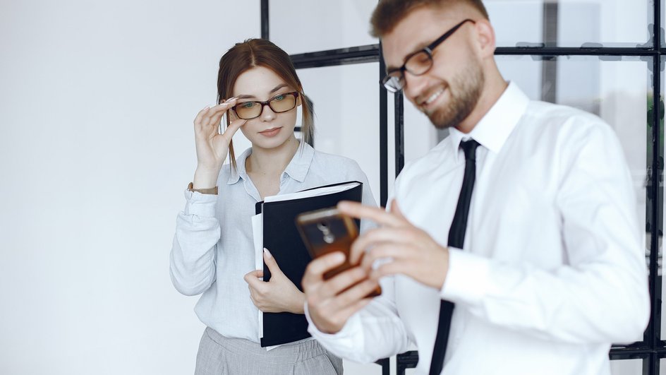 Мужчина и женщина работают Мужчина и женщина работают