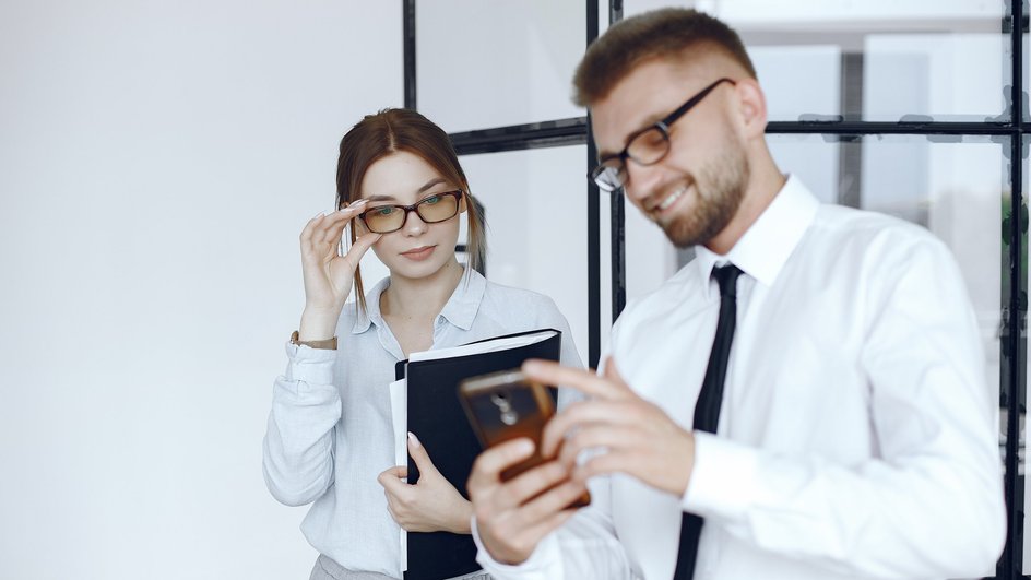 Коллеги на работе Коллеги на работе