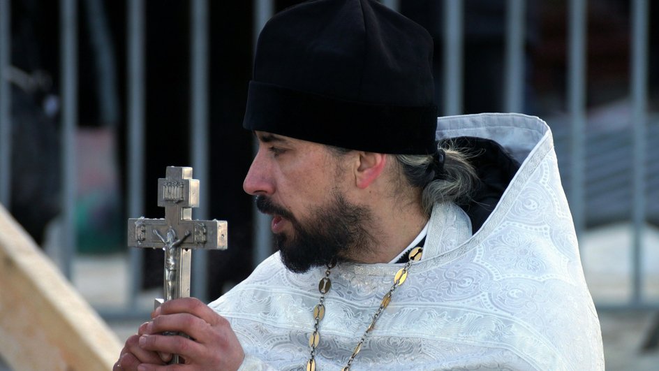 Архиерей с крестом в руках Архиерей с крестом в руках