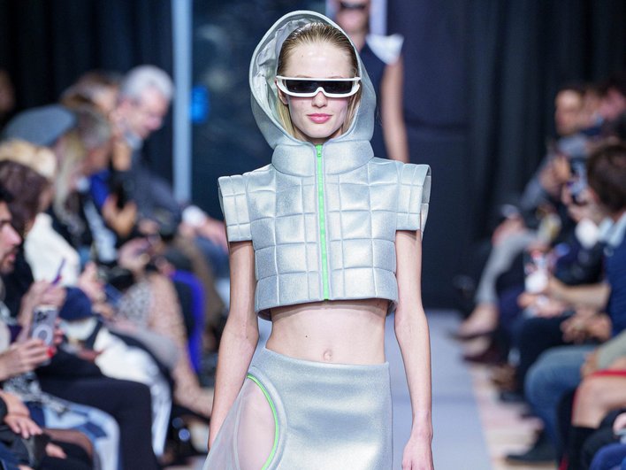 Модель на показе Pierre Cardin, футуризм в моде, Пьер Карден, Y3K Модель на показе Pierre Cardin, футуризм в моде, Пьер Карден, Y3K