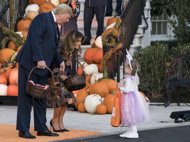 Slide image for gallery: 11692 | Мелания Трамп раздала конфеты на Хэллоуин