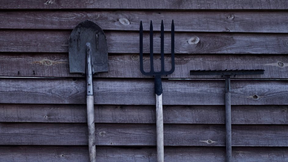 Садовый инвентарь на даче в безопасном месте Садовый инвентарь на даче в безопасном месте