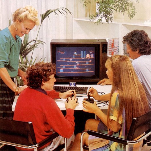 Семья играет на компьютере Atari 600 XE: фото из немецкого каталога 1980-х годов