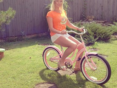 Slide image for gallery: 3180 | Комментарий lady.mail.ru: У блондинки и велосипед - розовый!