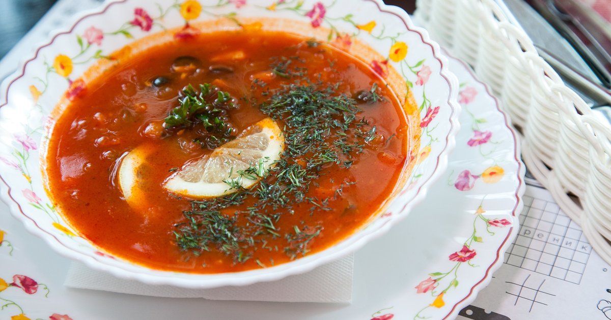 Солянка с томатной пастой. Солянка с макаронами. Солянка куриная фото. Особенности приготовления солянок.