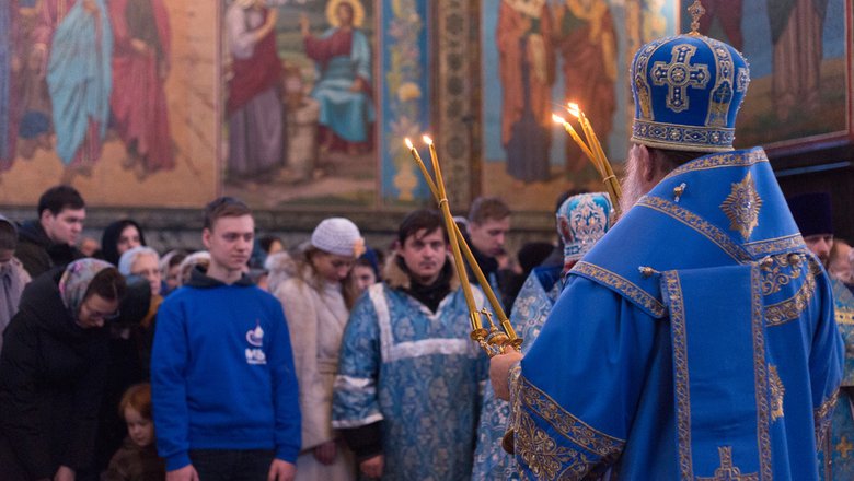 Служба в храме в праздник Покрова Пресвятой Богородицы.