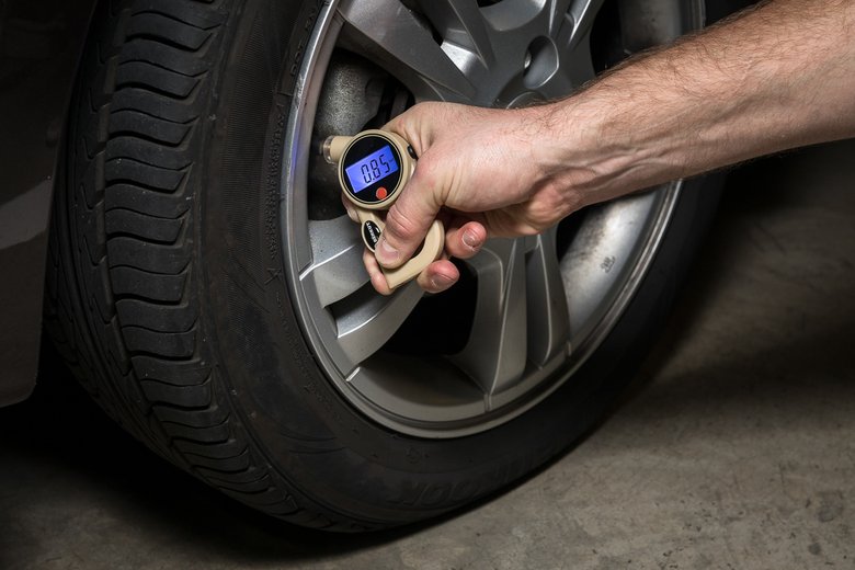  Неправильное давление в шинах может стать причиной ДТП или испорченного колеса.