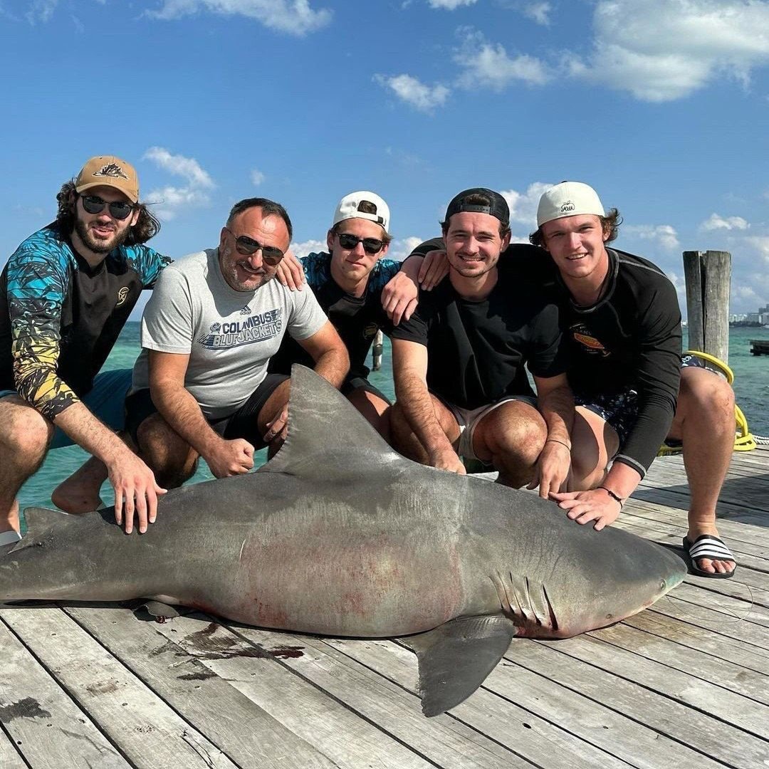 Российские хоккеисты «Коламбуса» поймали акулу в Мексике
