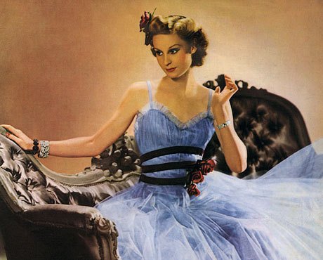 Модель в изящном платье и браслетах. 1938 год