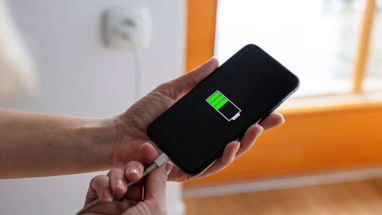Чтобы продлить срок службы аккумулятора смартфона, надо придерживаться определенных правил при его зарядке