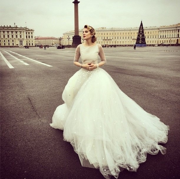 В таком наряде Рената Литвинова прошлась по Дворцовой площади, несмотря на холод