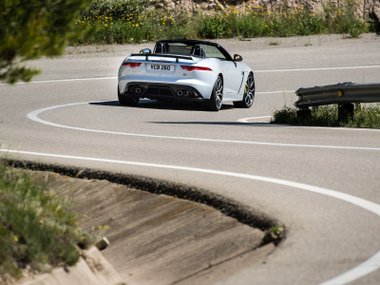 slide image for gallery: 22028 | Jaguar F-Type SVR