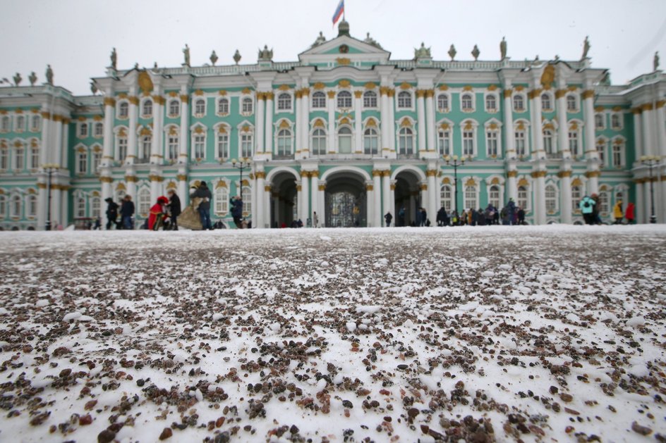 Дворцовую площадь в Санкт-Петербурге впервые обработали гранитной крошкой