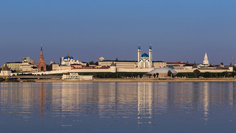 Вид на Казань во время круиза со стороны реки.