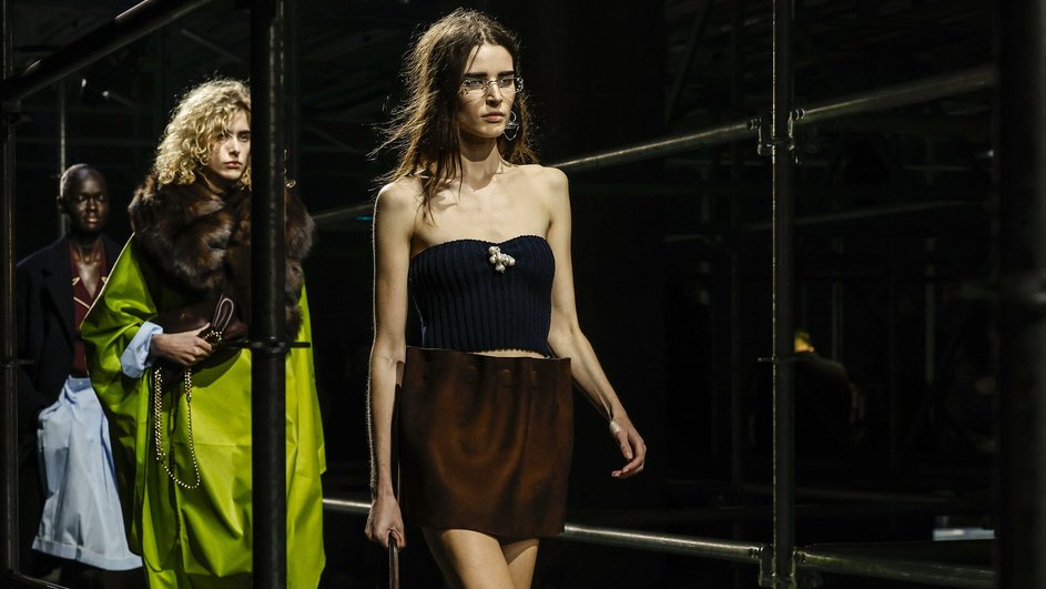 Показ Prada aw 2025 Показ Prada aw 2025