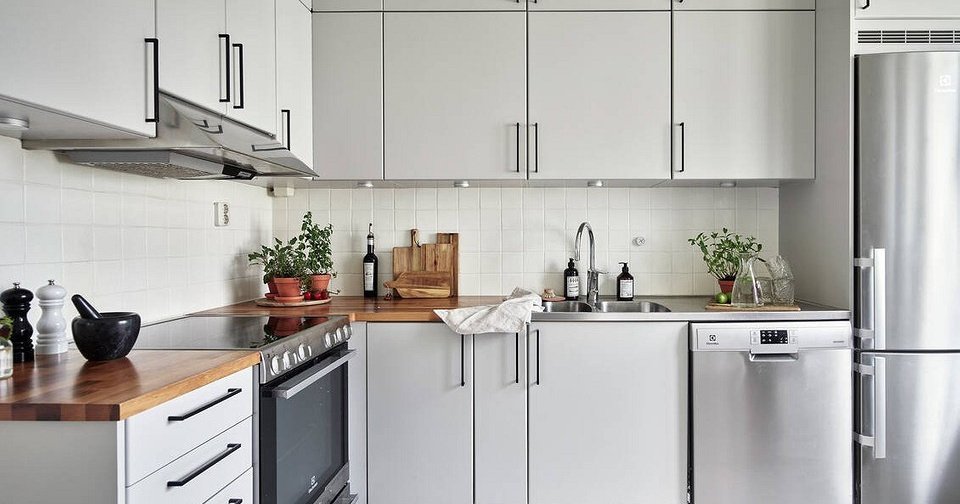 8 кухонь, где не стали прятать холодильник за фасадами (и это выглядит красиво!)