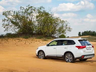 slide image for gallery: 25088 | Mitsubishi Outlander
