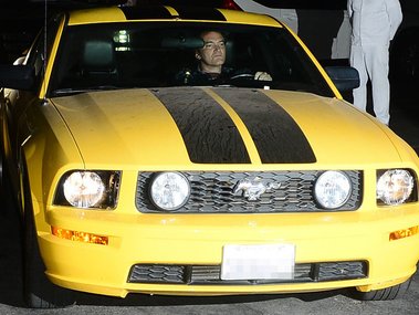 Slide image for gallery: 4046 | Комментарий «Леди Mail.Ru»: Влюбленные приехали туда на желтом Ford Mustang GT, принадлежащем Тарантино. Сам режиссер был за рулем, а вот Умы сначала не было видно...