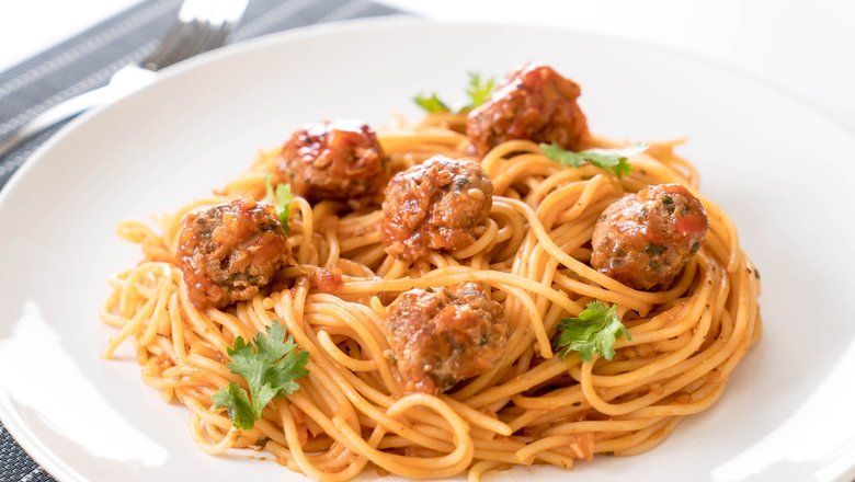 Спагетти с фрикадельками, спагетти с мясными шариками Спагетти с фрикадельками, спагетти с мясными шариками