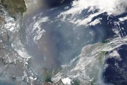 На спутниковом снимке видно, как дым от пожаров в Мексике покрывает примерно две трети Мексиканского залива.