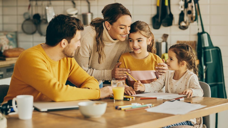 Родители и две их дочери Родители и две их дочери