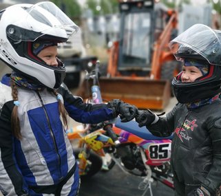 «Страшно, когда она на скорости улетает в отбойник»: как живет шестилетняя мотоспортсменка