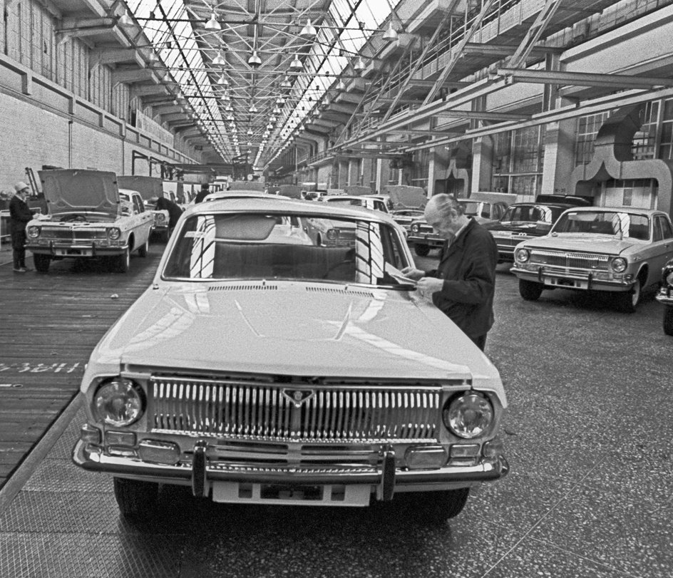 цехе сборки легковых автомобилей "Волга" ГАЗ 3102 цехе сборки легковых автомобилей "Волга" ГАЗ 3102