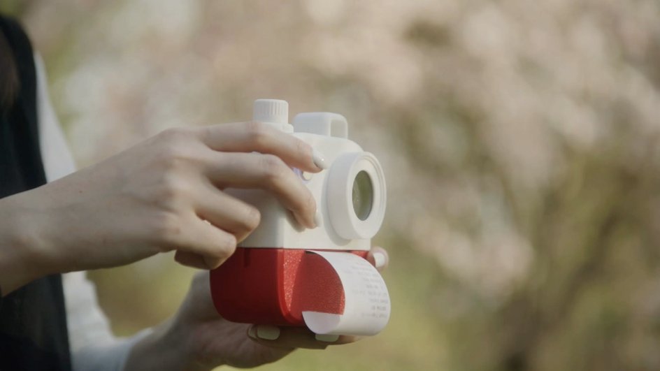 Представлена AI Poetry Camera — камера, которая фотографирует стихами