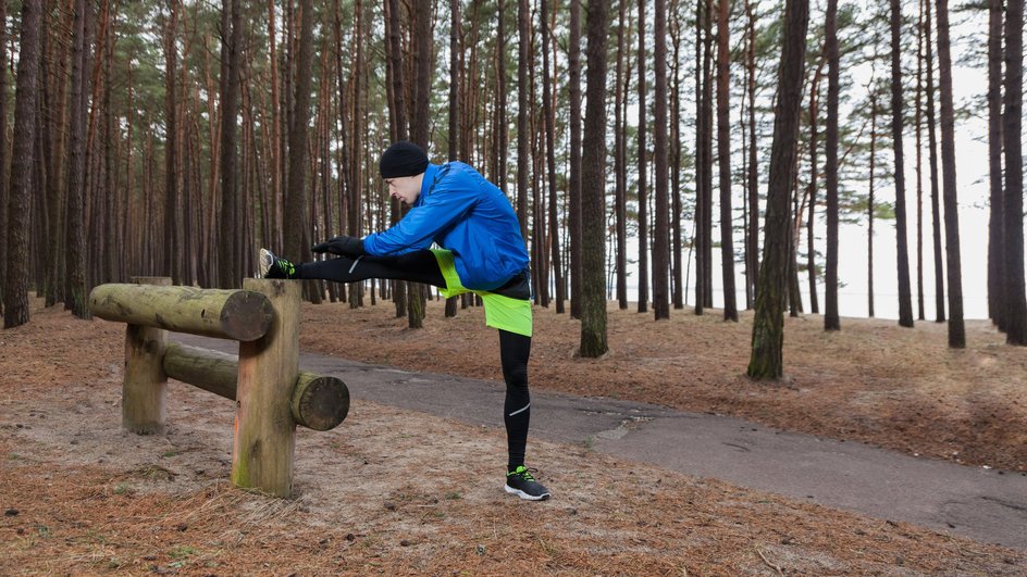 Спортсмен готовится к соревнования по легкой атлетикой Спортсмен готовится к соревнования по легкой атлетикой