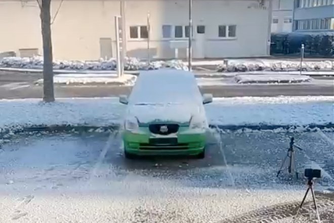 Машину очистили от снега реактивным двигателем Машину очистили от снега реактивным двигателем