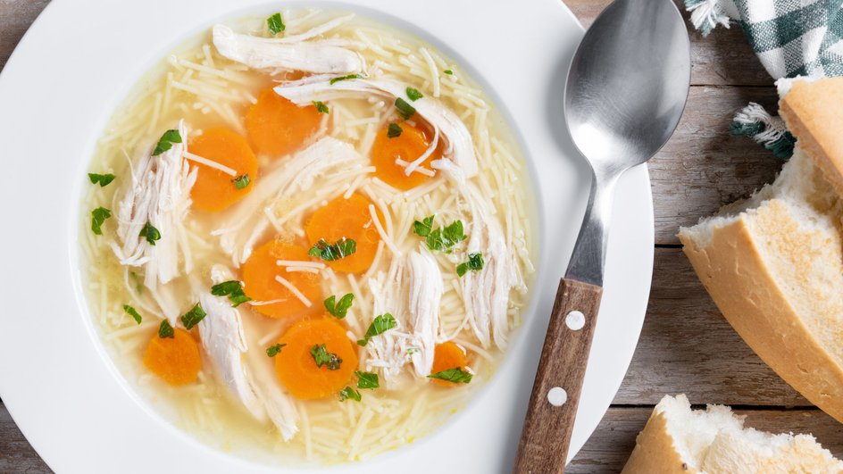 Куриный суп с лапшой в миске Куриный суп с лапшой в миске