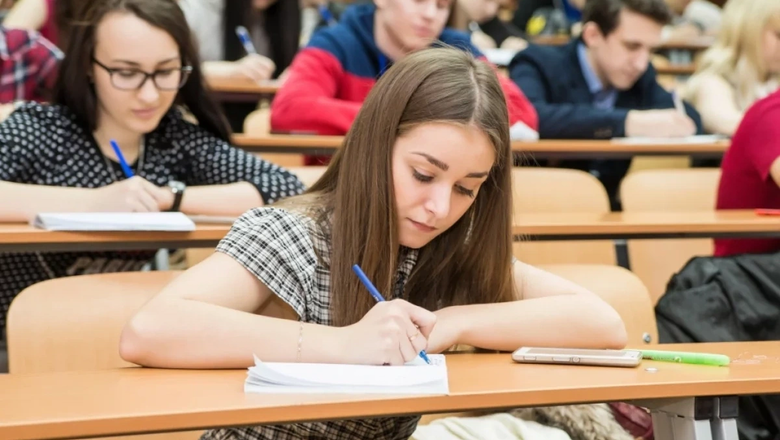 Девушка на курсах повышения квалификации в аудитории по ученическому договору. Девушка на курсах повышения квалификации в аудитории по ученическому договору.