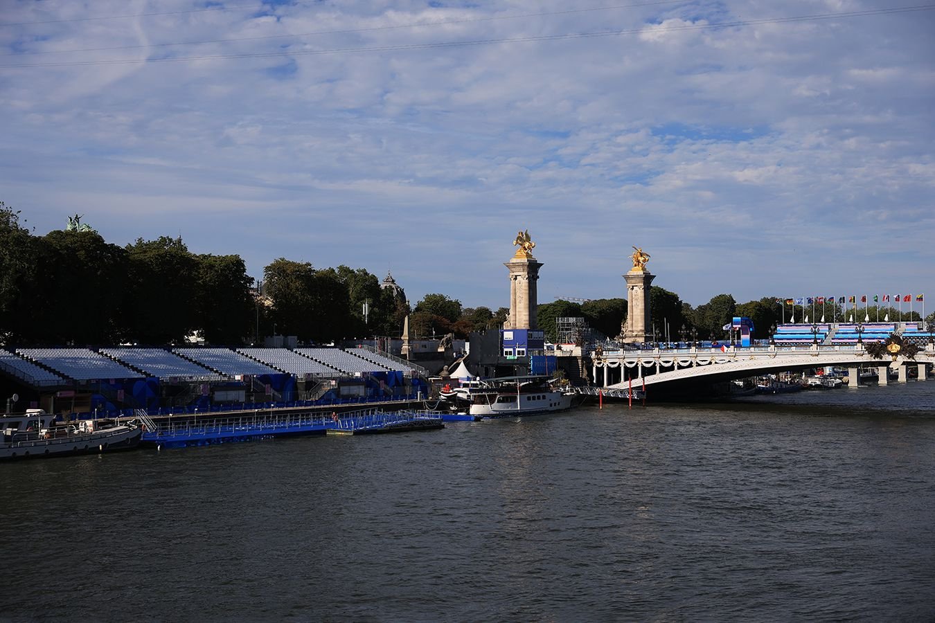 Плавать в Сене по-прежнему опасно! Организаторы Олимпиады думают над отменой триатлона