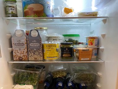 Slide image for gallery: 12981 | «Чего только нет сейчас в моем холодильнике — это и большая банка консервированного тунца — с ним получается очень вкусная паста, и перец чипотле, и каперсы, и сметана, и соевые проростки, молоко рисовое, молоко ванильное с