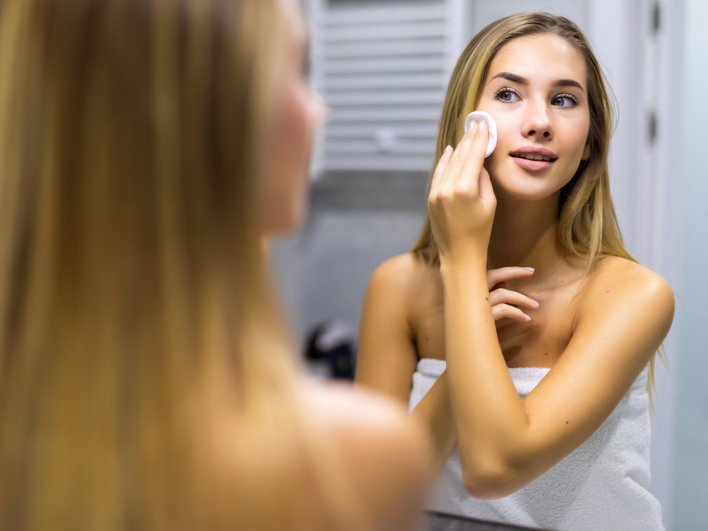 Девушка ухаживает за кожей Девушка ухаживает за кожей