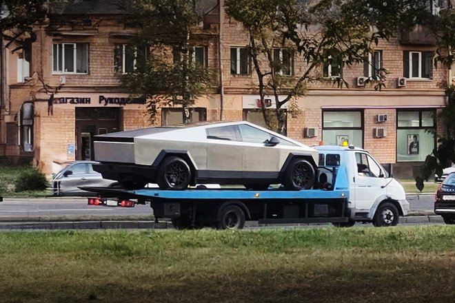 Tesla Cybertruck стоит на «Газели»