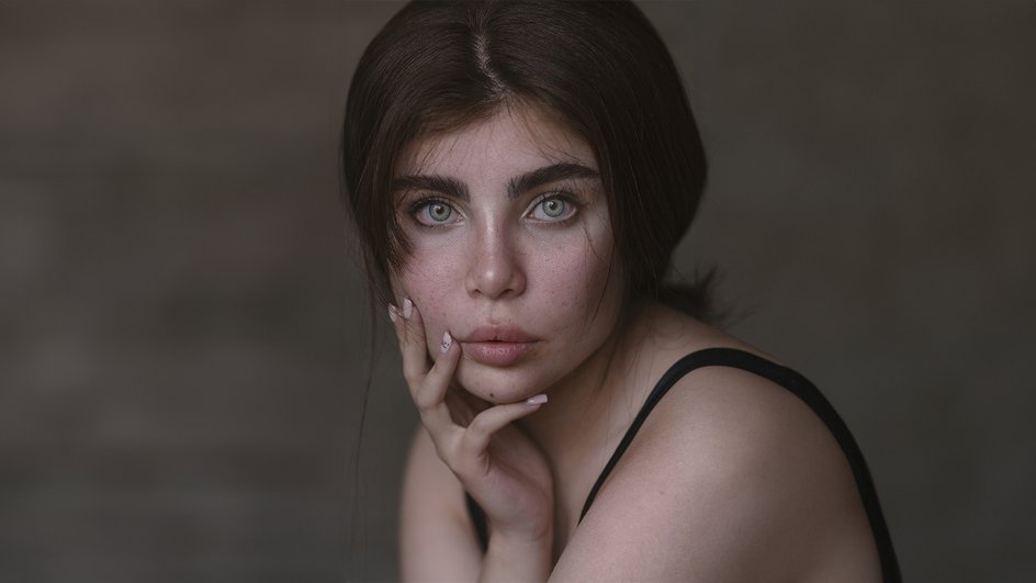 Женщина с розовыми румянами. Женщина с розовыми румянами.