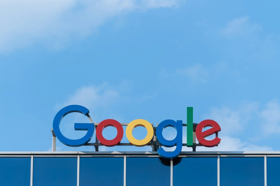 логотип Google на крыше здания логотип Google на крыше здания