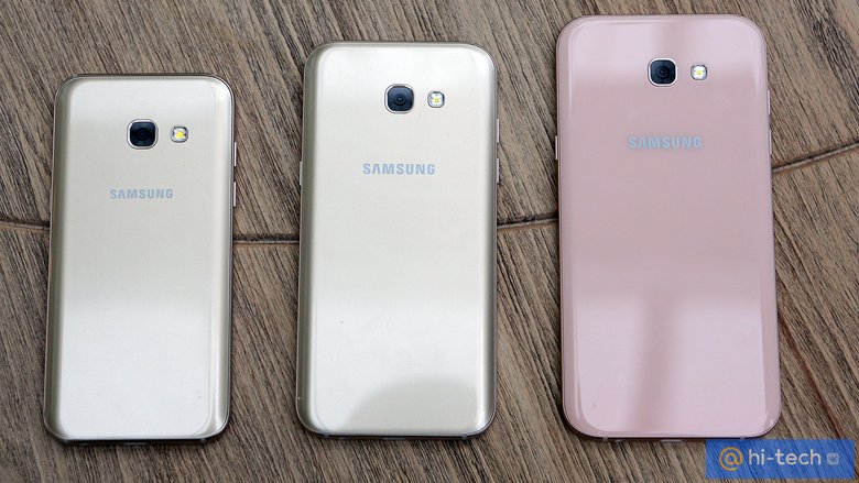 Слева направо: Samsung Galaxy A3 (2017), Samsung Galaxy A5 (2017), Samsung Galaxy A7 (2017).