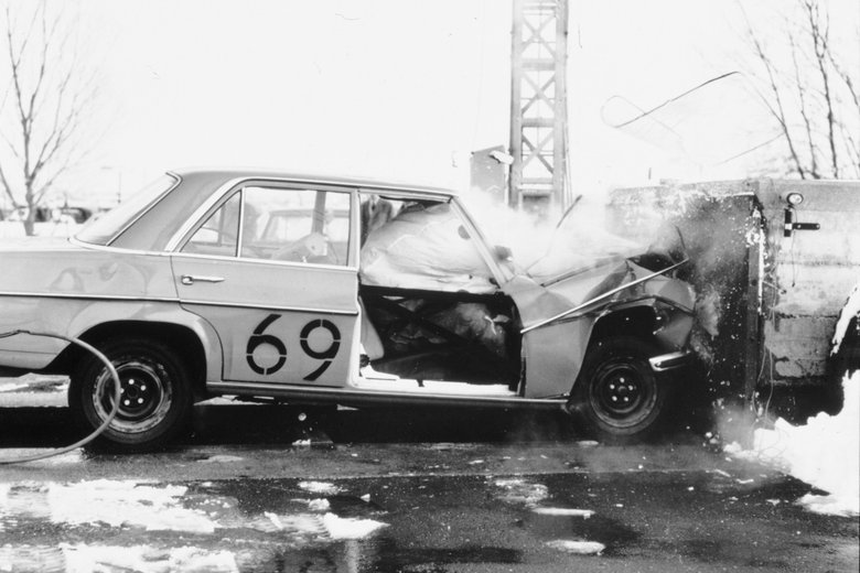 На снимке 1969 года показано одно из многих испытаний, проведенных Daimler-Benz в процессе разработки подушек безопасности