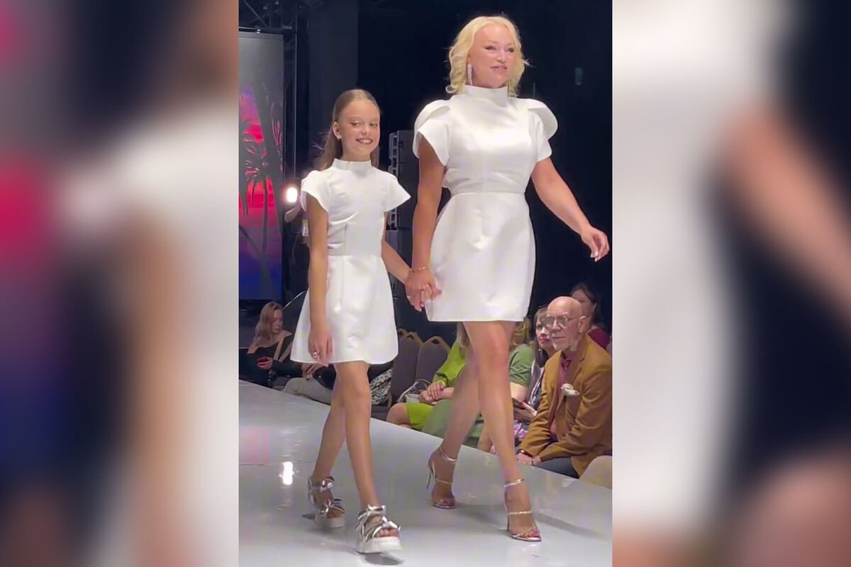 Довлатова и ее 8-летняя дочь вышли на подиум в одинаковых платьях